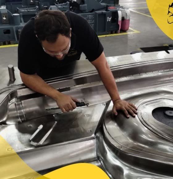 Ferramenteiro conferindo o painel sobre o troquel